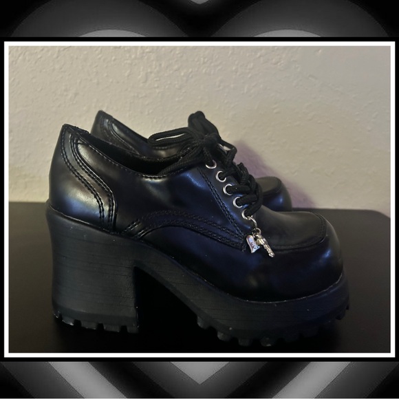 Vintage 90s Y2K Chunky Platforms w/Charms - Picture 1 of 3